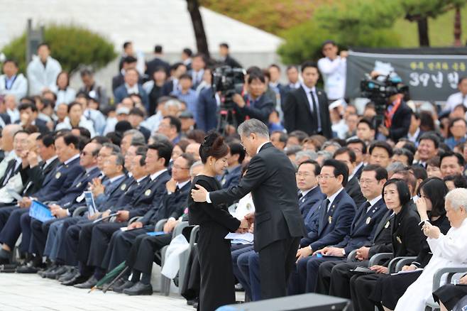 문재인 대통령이 18일 오전 광주 국립5·18민주묘지에서 열린 5·18 민주화운동 기념식에서 당시 가두방송을 담당했던 박영순씨의 손을 잡고 위로하고 있다. 연합뉴스