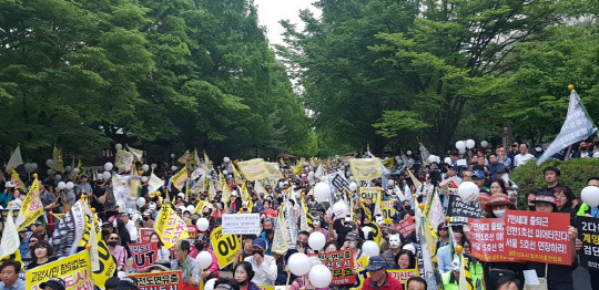 지난 18일 경기도 고양시 일산 주엽공원에서 일산·운정·검단 3개 신도시 주민들이 3기 신도시 지정 철회를 요구하며 집회를 열고 있다.<운정신도시연합회 제공>