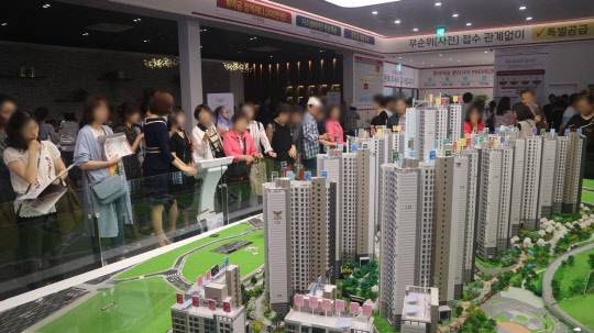 롯데캐슬이 올해 첫 분양단지인 '롯데캐슬 클라시아'의 견본주택을 열고 본격적인 분양일정에 돌입했다. 사진은 롯데캐슬 클라시아 견본주택을 방문한 방문객들의 모습. <이상현 기자>
