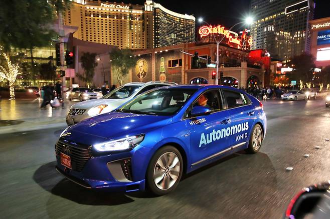 현대자동차가 라스베이거스 시내에서 아이오닉 자율주행차를 시연하고 있다. [현대차 제공]