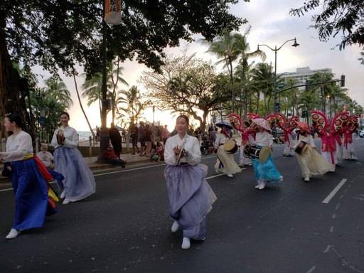 도쿄한국학교 중·고등부 무용부는 지난 3월&nbsp;미국 하와이서 열린 제25회 호놀룰루 페스티벌에서 한복을 입고 행진하고 있다. 도쿄한국학교