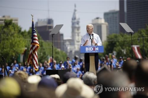 (필라델피아 AP=연합뉴스) 내년 미국 대선의 민주당 주자인 조 바이든 전 부통령이 현지시간 18일 미국 필라델피아에서 연설하고 있다.