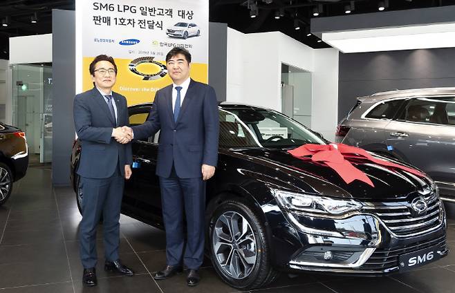 지난 3월 26일 서울 강남구 르노삼성자동차 수서대리점에서 열린 LPG 1호차 전달식에서 LPG 1호차 주인공인 김상범 한국LPG산업협회 회장이 기념촬영을 하고 있다.(사진=연합뉴스)