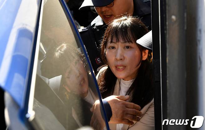 아버지를 살해한 혐의로 무기징역을 선고받고 복역 중인 김신혜씨(41)가 20일 오후 전남 해남군 광주지방법원 해남지원에서 첫 공판을 마친 뒤 호송되고 있다. 김씨는 이날 공판에서 "아버지를 죽이지 않았다＂면서 ＂위조된 자료로 누명을 썼다＂고 주장했다. 2019.5.20/뉴스1 © News1 한산 기자