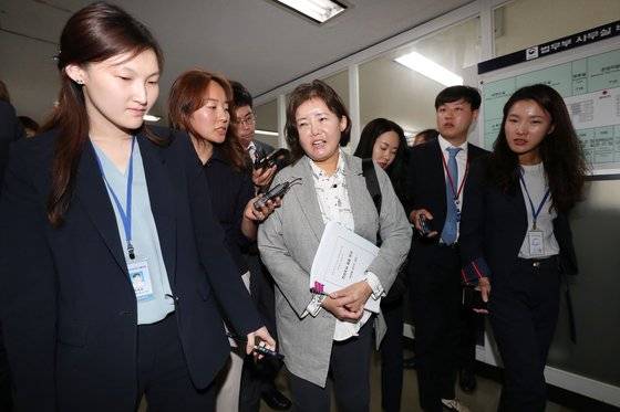 검찰 과거사진상조사단 총괄팀장인 김영희 변호사가 지난 13일 오후 경기도 과천 법무부에서 열린 법무부 검찰 과거사위원회 회의에 참석해 보고를 마친 후 회의장을 나서며 취재진 질문에 답하고 있다. 검찰 과거사진상조사단은 이날 회의에 고 장자연 씨 사건에 관한 최종보고서를 법무부 검찰 과거사위원회에 제출했다. [뉴스1]