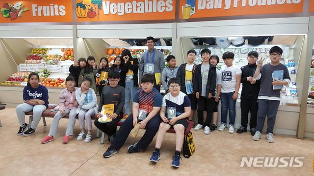 【청도=뉴시스】 강병서 기자=청도군 관내 초등학교 5학년 학생 174명이 20일부터 4박5일 일정으로 대구경북영어마을에서 실시하는 영어체험학습에 참가했다. 2019.05.20. (사진=청도군 제공)  photo@newsis.com