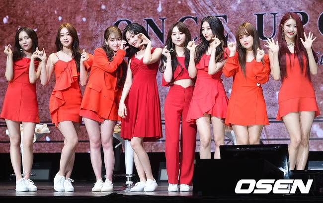 [OSEN=민경훈 기자]러블리즈가 무대 위에서 포토타임을 갖고 있다./rumi@osen.co.kr