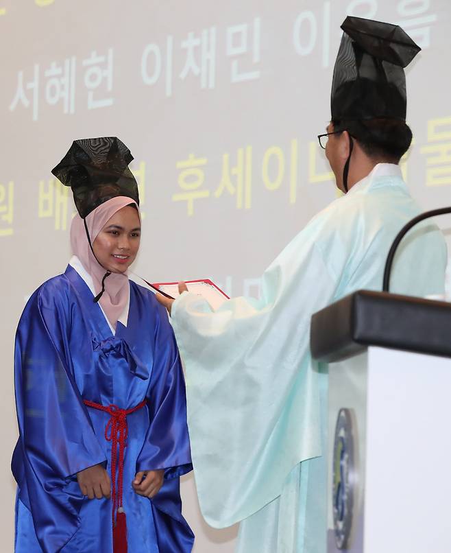 히잡을 쓴 외국인 유학생이 병과 급제 상장을 받고 있다.우상조 기자