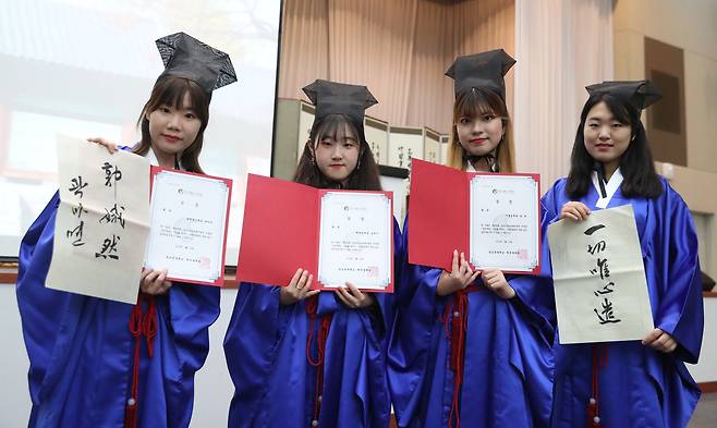 이날 방방례에서 시상한 급제자들이 상장과 함께 자신이 이름이 적힌 붓글씨를 들어 보이고 있다. 우상조 기자