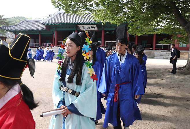 어사화를 쓴 장원을 비롯한 급제자들이 명륜당 인근을 돌며 유가행렬을 하고 있다. 우상조 기자