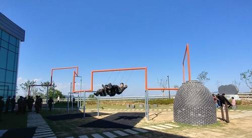 그네 타는 군인들 (파주=연합뉴스) 정아란 기자 = 21일 경기도 파주시 도라전망대를 찾은 군인들이 덴마크 작가그룹 수퍼플렉스 그네 작업 '하나 둘 셋 스윙!'을 타고 있다. 2019.5.21. airan@yna.co.kr