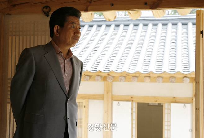 보수공사가 한창인 경복궁 건천궁을 방문해 주변을 살피고 있다.2007.5.6ⓒ 장철영