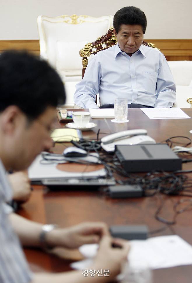 청와대 관저에서 피랍관련 아프카니스탄 대통령과 통화 하기 전.2007.7.21ⓒ 장철영