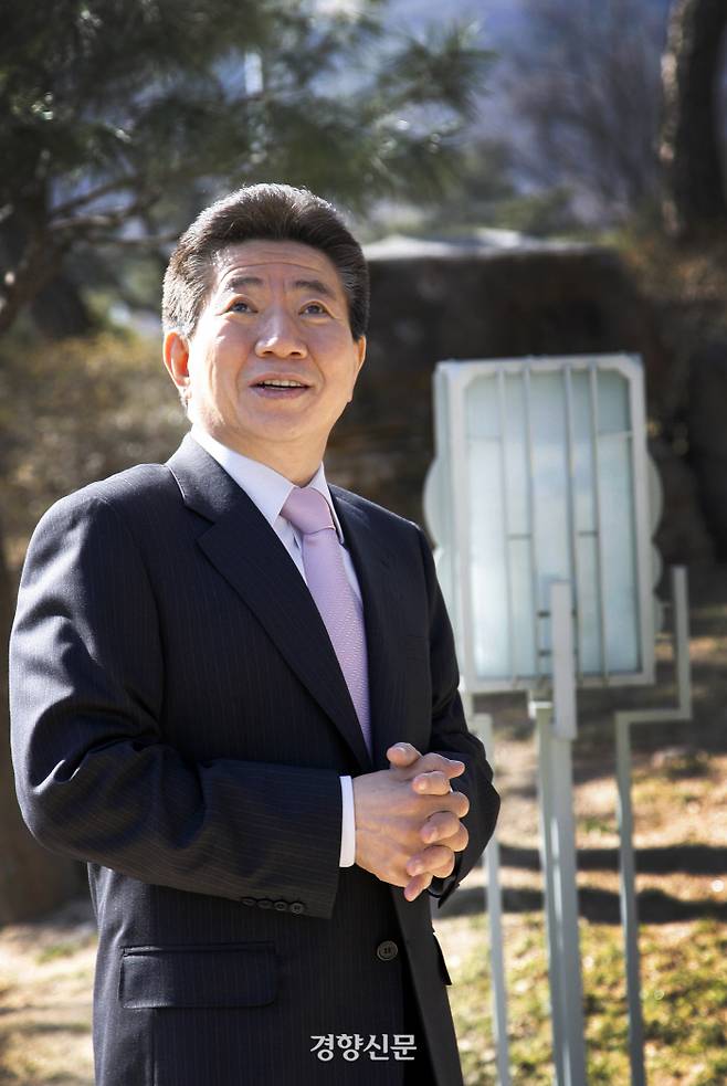 청와대 상춘재 앞에서 산책중인 노무현 대통령.2007.2.23ⓒ 장철영