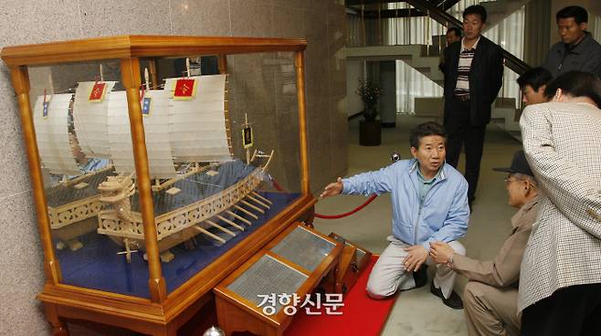 진해공관에서 거북선 모형을 보며 해군 관계자와 대화를 나누고 있다.2007.5.15ⓒ 장철영