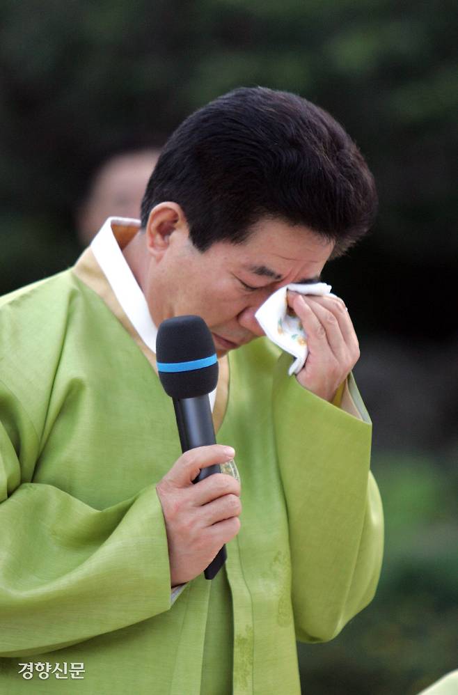 환갑을 맞은 노무현 대통령이 청와대에서 친지들과 만찬 도중 돌아가신 어머니를 생각하며 눈물을 흘리고 있다. 2006.9.23ⓒ 장철영