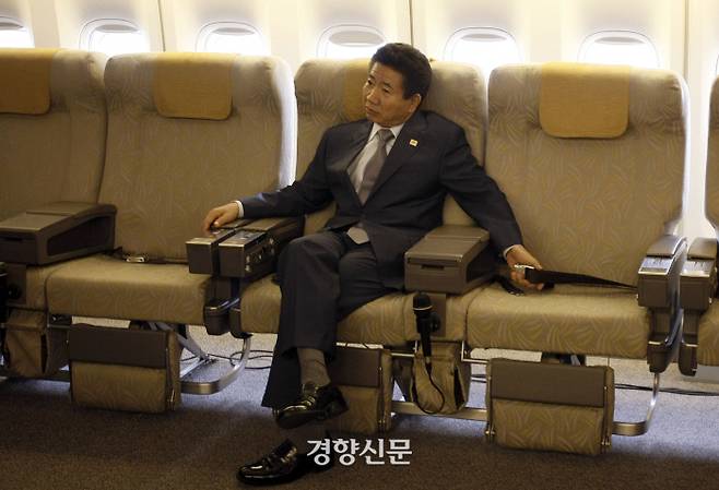 남미 순방을 위해 과테말라에 도착, 기내에서 대기중에 휴식 취하고 있는 노 대통령.2007.7.1ⓒ 장철영