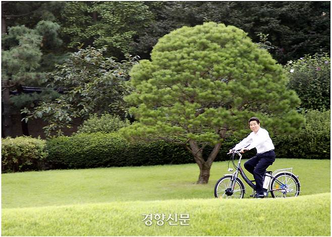 청와대 본관 잔디밭에서 업무를 마친 후 자전거를 타며 휴식을 취하고 있다.2007.9.13ⓒ 장철영