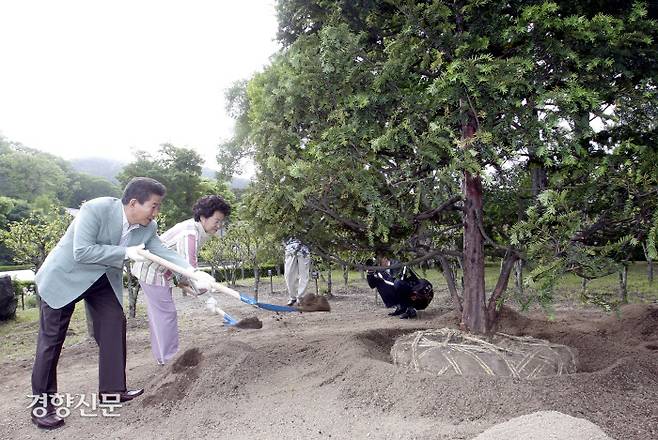 노무현 대통령과 권양숙 여사가 광릉수목원을 방문해 기념 식수를 하고 있다. 2007.5.17ⓒ 장철영