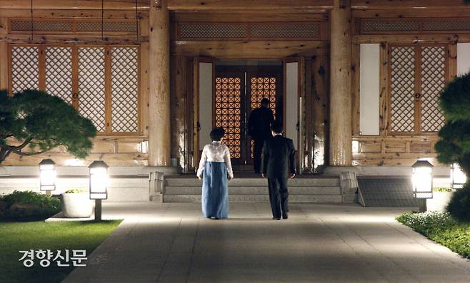 노무현 대통령과 권양숙 여사가 청와대에서 열린 공개행사를 마친 후 관저로 들어가고 있다. 2007.10.16ⓒ 장철영