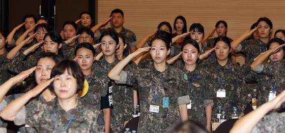 지난해 9월 서울 용산구 국방컨벤션에서 열린 '국방 여성 리더십발전 워크숍'에서 여군들이 국민의례를 하고 있는 모습 / 사진 = 뉴스1