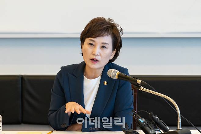 김현미 국토교통부 장관이 23일 정부세종청사 인근에서 국토부 출입 기자단을 대상으로 기자간담회를 열고 수도권 서북부 광역교통개선 방안에 대해 설명하고 있다.(사진=국토교통부 제공)