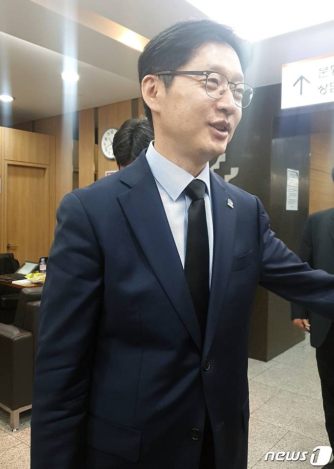 김경수 경남지사가 23일 밤 유시민 노무현재단 이사장의 모친 고(故) 서동필 씨의 빈소에서 조문 한 후 나서고 있다. 2019.5.23/뉴스1 © News1 이우연 기자