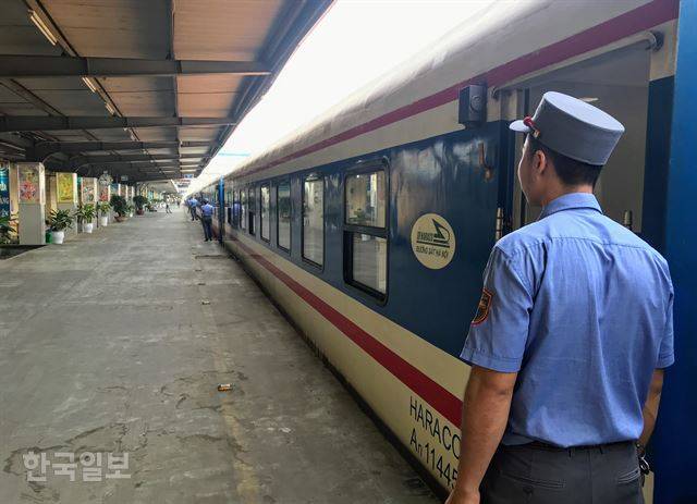 하노이역 통일특급 차장들이 열차 출입문 밖에서 승객들을 기다리고 있다. 베트남 최대 역이라는 이름과는 어울리지 않게 한적하다.