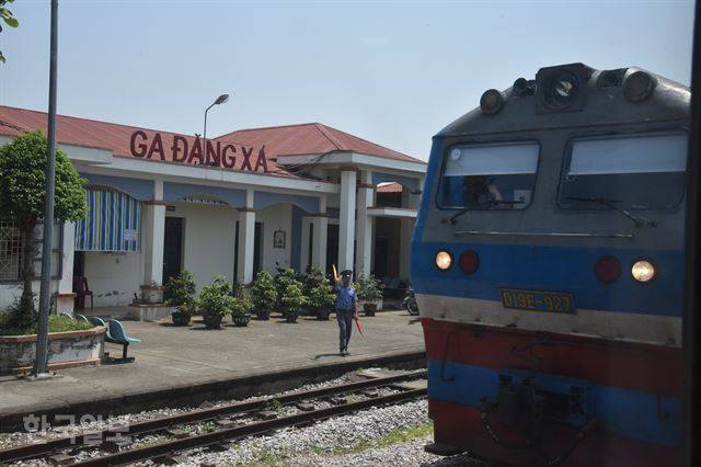 하노이를 출발한 열차가 내리거나 타는 손님이 없는데도 멈춰 섰다. 열차는 완목식 신호기를 든 역무원의 신호로 맞은 편에서 오는 다른 열차를 보낸 뒤 다시 출발했다. 한국에서는 사라진 완목신호기를 베트남은 아직 쓰고 있다. 열차를 끄는 디젤기관차는 오래 전 독일, 일본, 중국, 루마니아 등지서 수입한 것들이다.