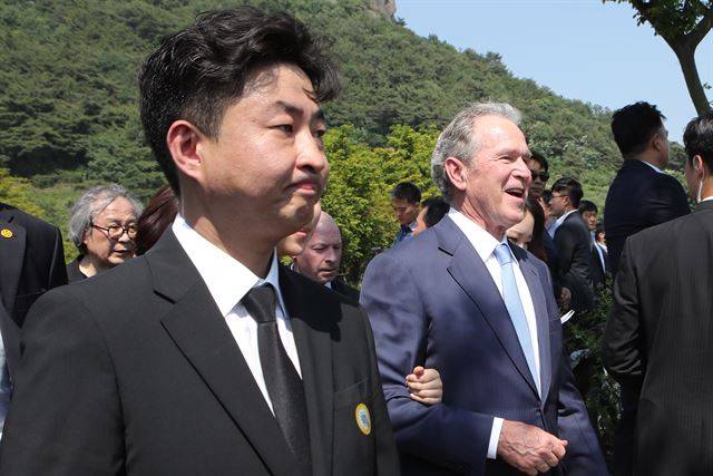 23일 조지 부시(오른쪽) 전 미국 대통령과 노건호(왼쪽)씨가 김해시 진영읍 봉하마을에서 고 노무현 대통령 서거 10주기 추도식과 묘역을 참배 후 행사장을 빠져나가고 있다. 이날 부시 전 대통령은 자신 직접 그린 노대통령 초상화를 전달하고 묘역을 참배했다. 김해=전혜원 기자
