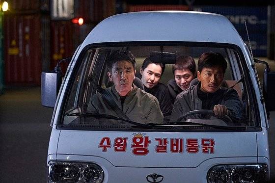 영화 '극한직업' 속 경찰관들은 집에도 제대로 들어가지 못하고 오랜 잠복근무 끝에 마약밀매조직을 소탕한다. 서울경찰청 광역수사대 마약수사계 형사들을 모델로 했다고 한다. [영화'극한직업' 스틸컷]
