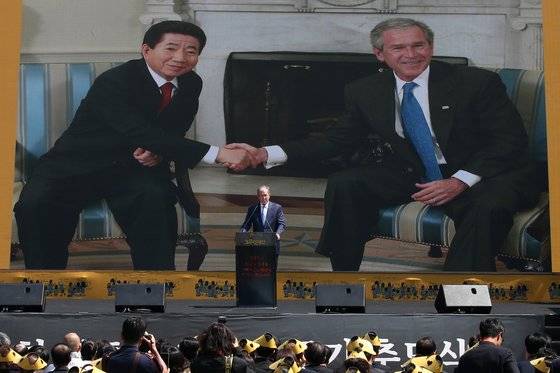 부시 전 미국 대통령이 23일 경남 김해시 진영읍 본산리 봉하마을에서 열린 노무현 전 대통령 서거 10주기 추도식에 참석해 추도사하고 있다. 송봉근 기자