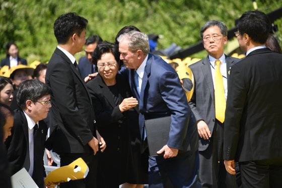 추도사를 마친 부시 전 대통령이 권양숙 여사를 위로하고 있다. 송봉근 기자