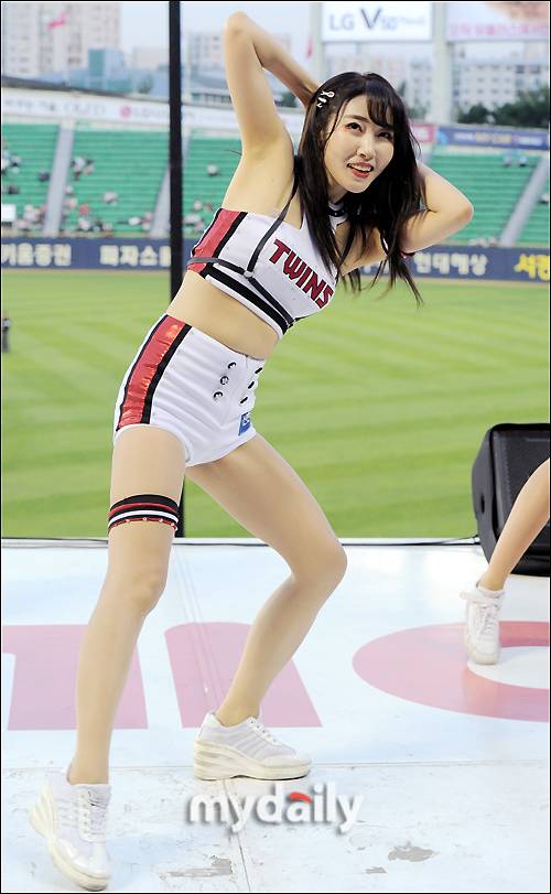 MD포토] 치어리더 남궁혜미, '늘씬한 각선미를 쭉'