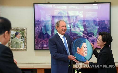 노무현 전 대통령 초상화 선물하는 부시 전 대통령 (서울=연합뉴스) 조지 W. 부시 전 미국 대통령이 23일 오후 경남 김해시 진영읍 봉하마을 대통령 묘역에서 엄수된 노무현 전 대통령 서거 10주기 공식 추도식에 앞서 사저를 방문,노 전 대통령의 부인 권양숙 여사에게 자신이 그린 노 대통령 초상화를 선물하고 있다. 2019.5.23 [노무현재단 제공] photo@yna.co.kr