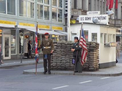 동서 베를린을 분단하던 검문소 ‘체크포인트 찰리’는 인기 사진촬영장소다./사진=손관승