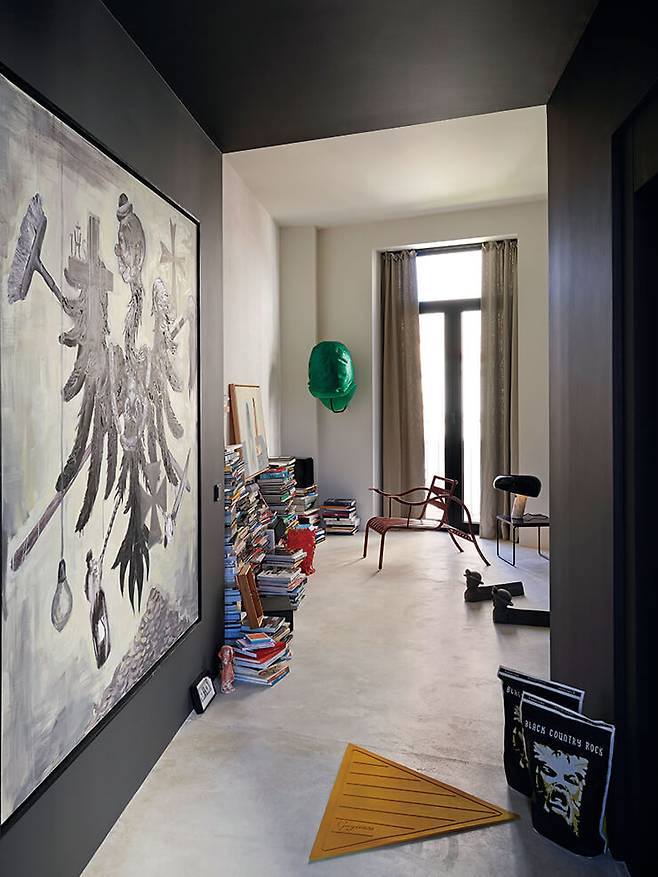 재스퍼 모리슨이 디자인한 의자는 Cappellini. 카스틸리오니가 디자인한 램프 ‘스누피’는 Flos. 삼각형 모양의 러그는 게리 웹(Gary Webb)의 작품이다.