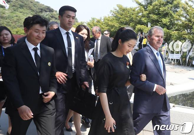 23일 오후 경남 김해시 진영읍 봉하마을에서 열린 노무현 대통령 서거 10주기 추도식에서 참배를 마친 부시 전 미국 대통령이 노서은양과 이동하고 있다./사진=뉴스1