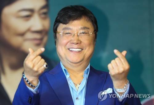 포즈 취하는 남진 (서울=연합뉴스) 류효림 기자 = 가수 남진이 24일 서울 여의도 63컨벤션센터에서 열린 가수 남진 55주년기념 헌정앨범 제작발표회에서 포즈를 취하고 있다. 2019.5.24 ryousanta@yna.co.kr