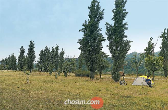 지난 17일 금요일 오후 느지막이 경기도 여주 강천섬에서 자전거 캠핑 중인 최훈씨. / 박근희 기자