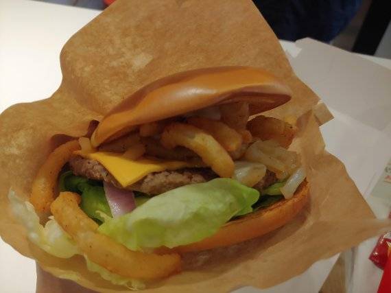 시그니처 버거 신제품 트리플 어니언 버거 / 사진=김성호 기자