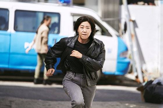 영화 ‘걸캅스’에서 첫 주연을 맡은 배우 라미란. 전설적인 여형사로 이름 날리던 시절의 모습. [사진 CJ엔터테인먼트]