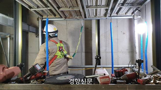 엘리베이터 설치 공사 현장. 본 사진은 본문 현장과 관련 없음.