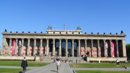 구 박물관(Altes Museum). 카를 프리드리히 싱켈의 설계로 1830년 박물관 섬의 첫 번째 박물관으로 개관했다. 그 자체로 아름다운 건축물인 박물관은 프로이센 왕가 소유의 예술품을 전시하던 신고전주의 건축물 가운데 하나로, 대중에게 역사적으로 중요한 미술품과 유물들을 접할 수 있도록 설계되었다고 한다.