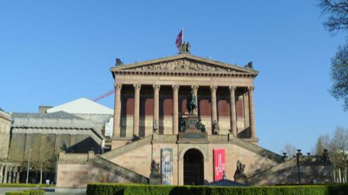 구 국립 미술관(Alte National Galerie). 단면을 배경으로 ‘예술의 순간’처럼 박물관 섬 위로 인상적으로 솟아 있다.
