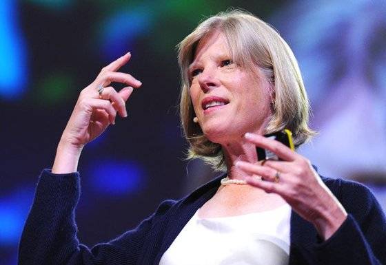 DAF-2 유전자를 억제함으로써 예쁜꼬마 선충의 수명을 2배로 늘린 UCSF의 신시아 케니언 교수가 TED 강연을 하고 있다. [사진 Youtube 캡처]