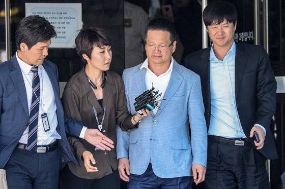 김학의 사건의 핵심 인물인 건설업자 윤중천씨(58)가 지난 22일 오후 서울 서초구 서울중앙지방법원에서 열린 영장실질심사를 마친 뒤 청사를 나서고 있다.[뉴스1]