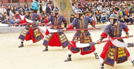 수원시티투어 최고 인기 코스인 정조 친위대 무예24기 시범공연.