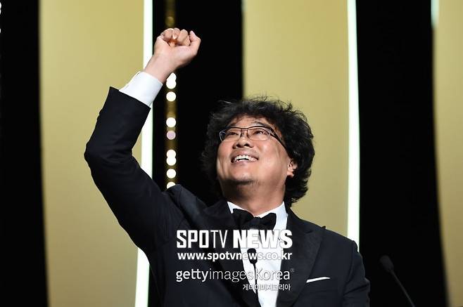 ▲ 봉준호 감독이 손을 들어 황금종려상 수상의 기쁨을 표현하고 있다. ⓒ게티이미지