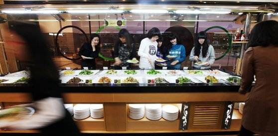 음식점업은 국민소득과 밀접한 관계가 있다. 90년대에는 음식의 양이 중요시됐던 반면 요즘은 스시나 샐러드바 중심의 뷔페가 많이 생겨났다. [중앙포토]